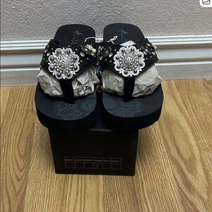Montana West flip flops size 9